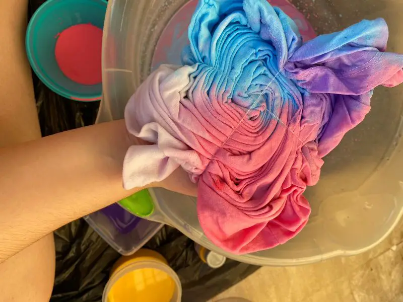How to Dye Certain Parts of Clothes (Spot Dye and Dip Dye)